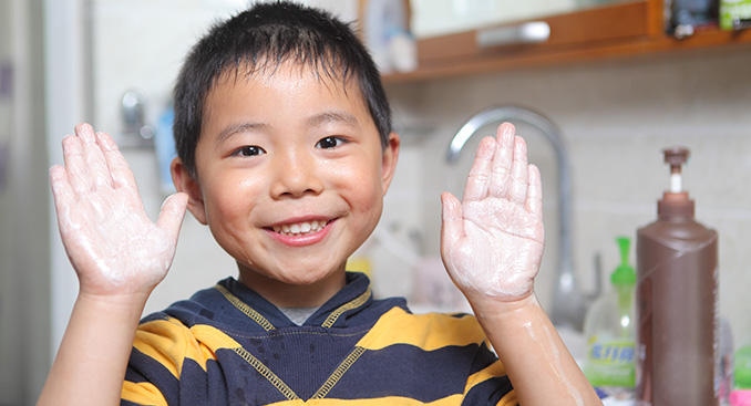 kids washing hands